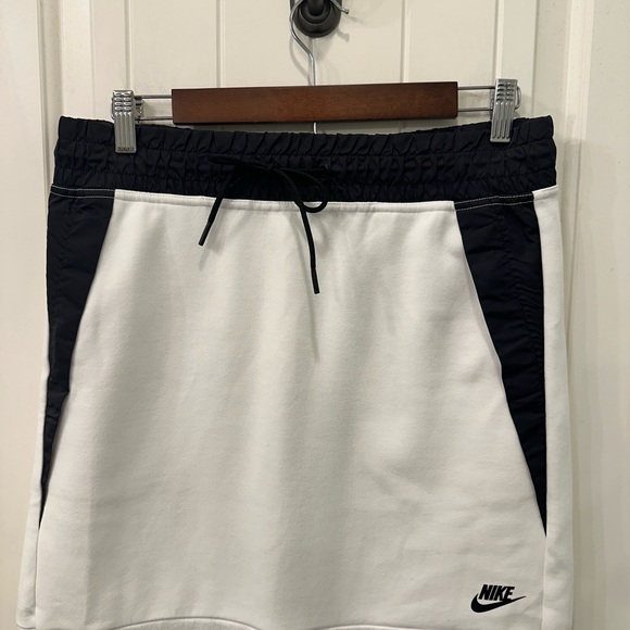 Nike Sportswear Tech Fleece Skirt White Black Size Medium - Picture 5 of 8